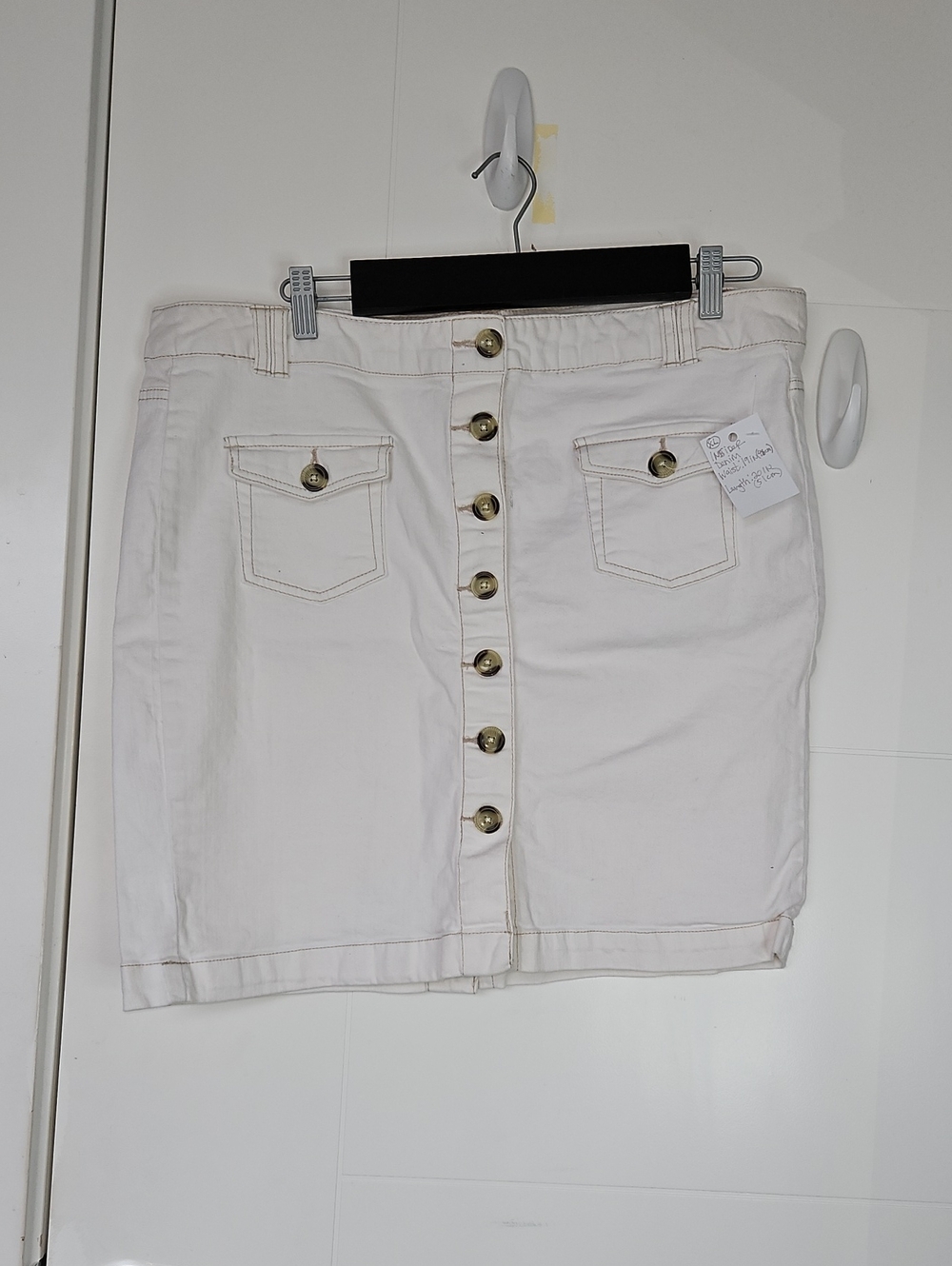 Vintage Button-Front White Mini Skirt with Patch Pockets